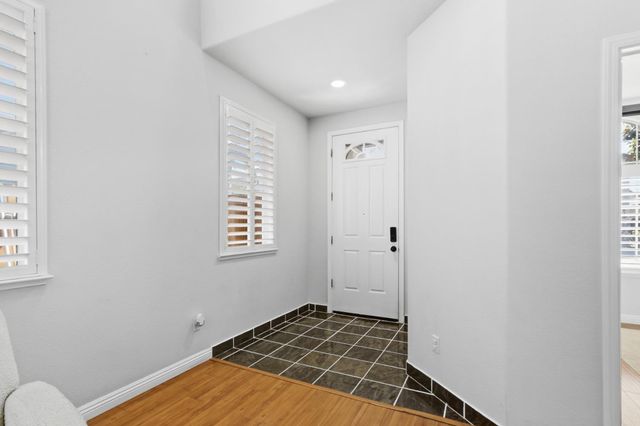 11 Sabre Ct, Sacramento, CA 95835