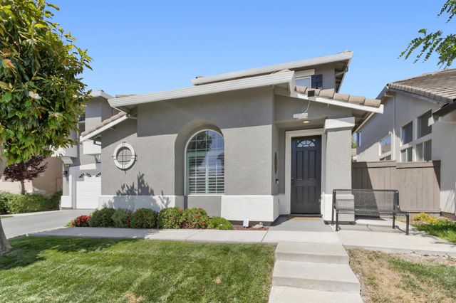 11 Sabre Ct, Sacramento, CA 95835
