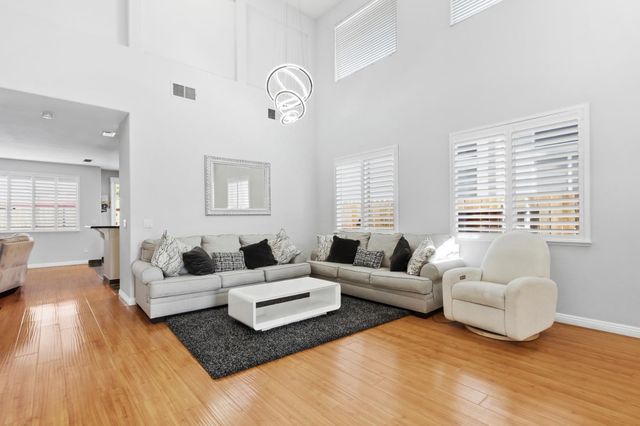 11 Sabre Ct, Sacramento, CA 95835