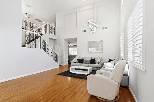 11 Sabre Ct, Sacramento, CA 95835