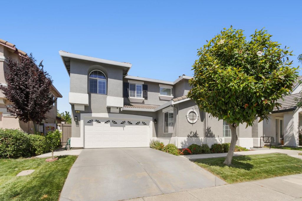 11 Sabre Ct, Sacramento, CA 95835