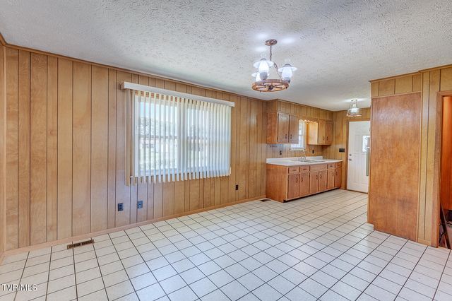 640 North Cecil Street, Newport, TN 37821