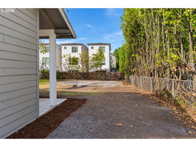 4225 Ne SIMPSON St, Portland, OR 97218