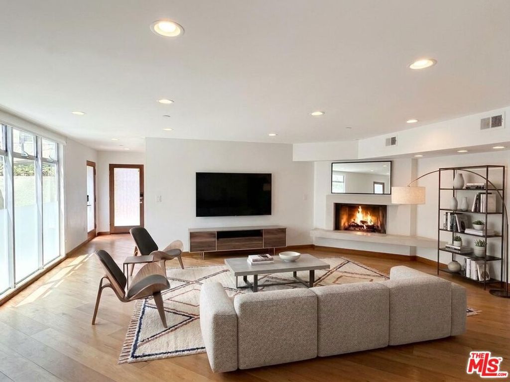 Image 1 of property listing at 512 Brooks Avenue 6, Los Angeles, CA 90291