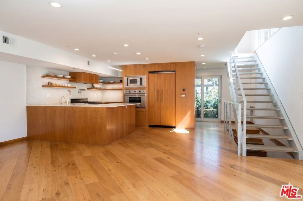 Image 10 of property listing at 512 Brooks Avenue 6, Los Angeles, CA 90291