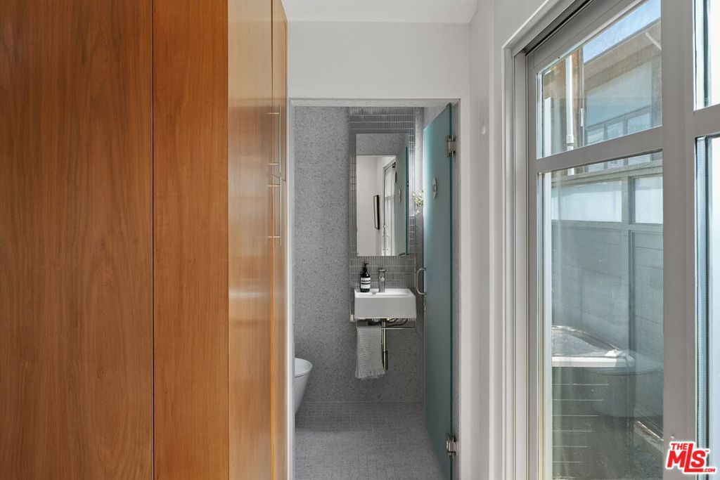 Image 11 of property listing at 512 Brooks Avenue 6, Los Angeles, CA 90291
