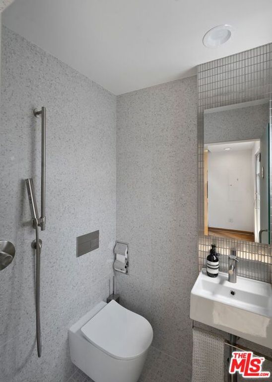 Image 12 of property listing at 512 Brooks Avenue 6, Los Angeles, CA 90291