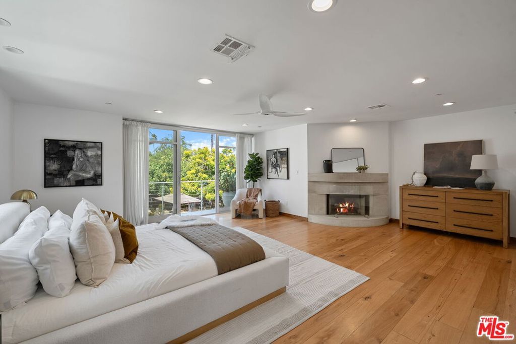 Image 13 of property listing at 512 Brooks Avenue 6, Los Angeles, CA 90291