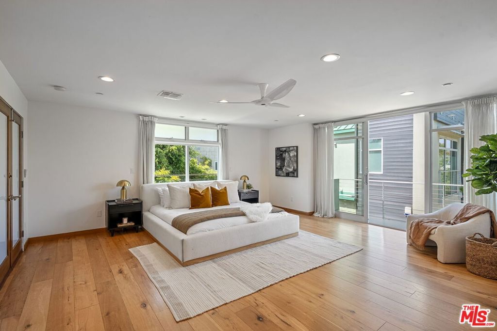 Image 14 of property listing at 512 Brooks Avenue 6, Los Angeles, CA 90291
