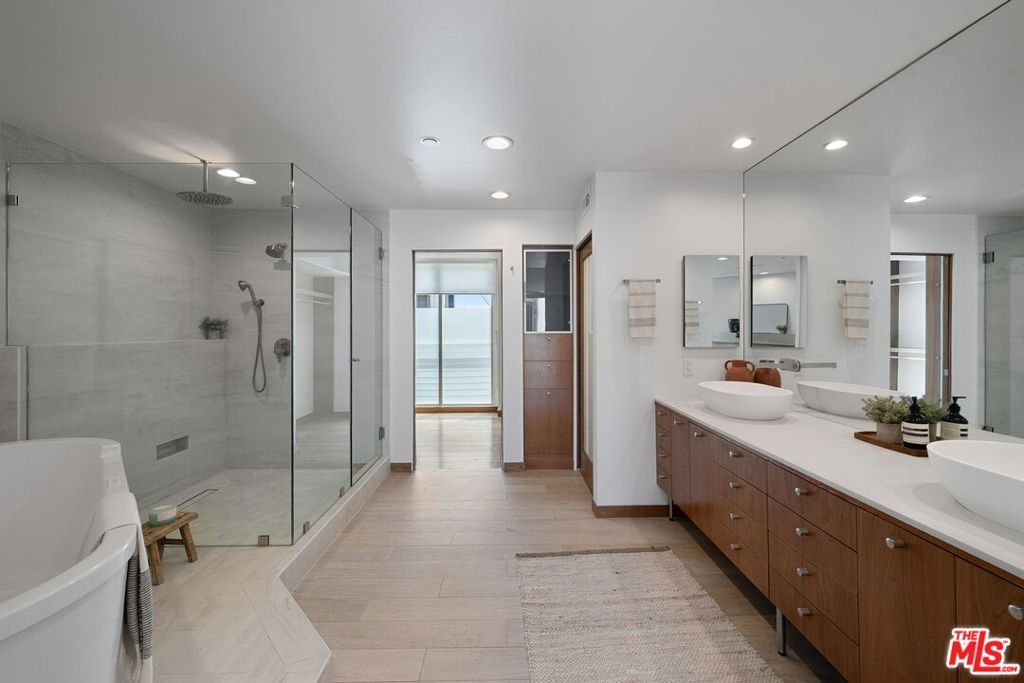 Image 16 of property listing at 512 Brooks Avenue 6, Los Angeles, CA 90291