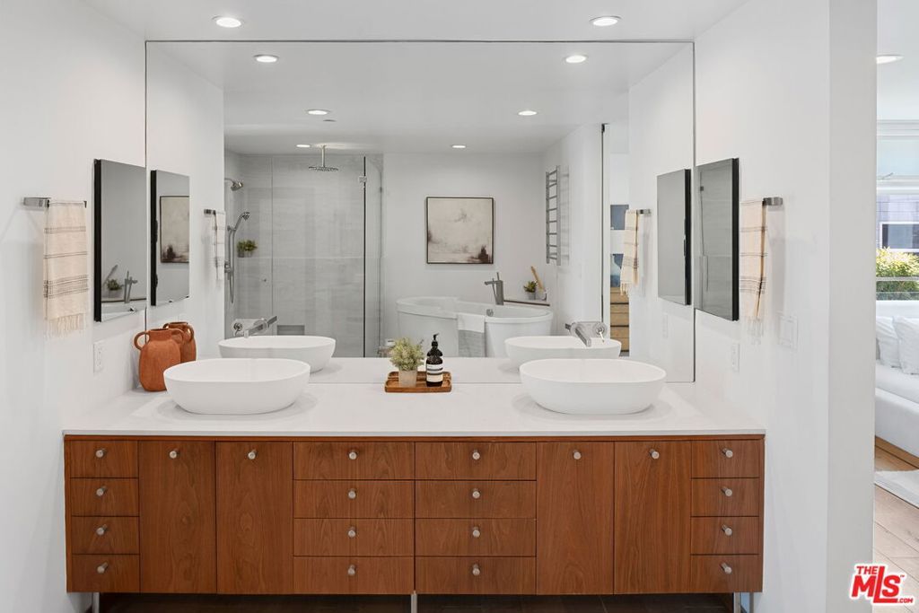 Image 17 of property listing at 512 Brooks Avenue 6, Los Angeles, CA 90291