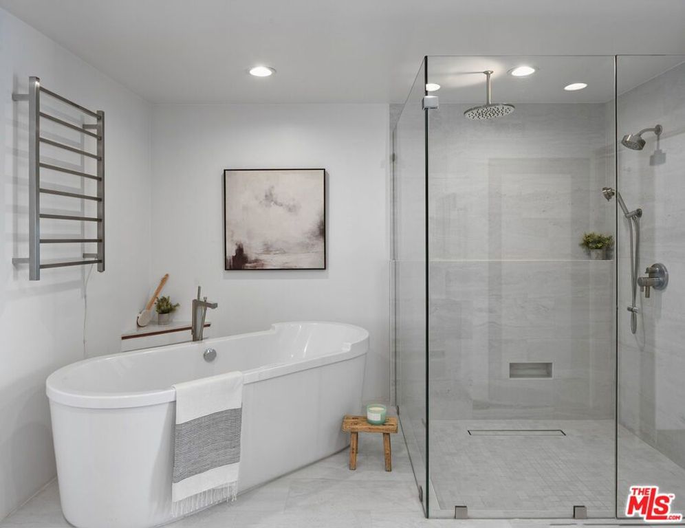 Image 18 of property listing at 512 Brooks Avenue 6, Los Angeles, CA 90291