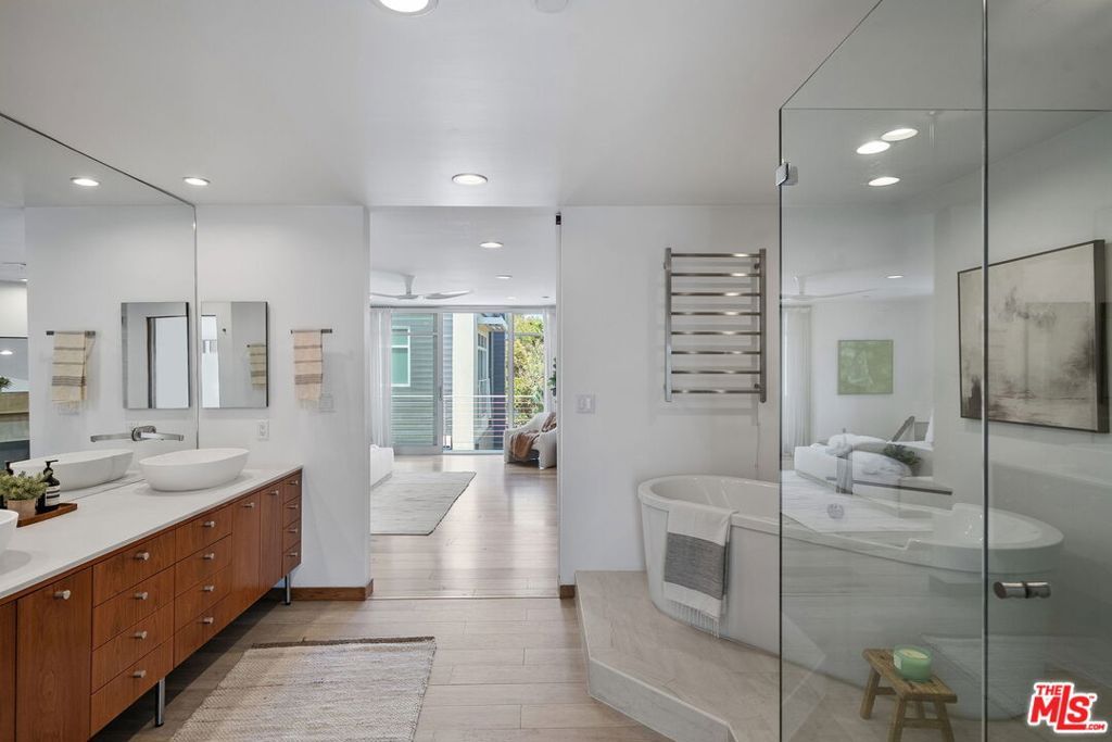 Image 19 of property listing at 512 Brooks Avenue 6, Los Angeles, CA 90291