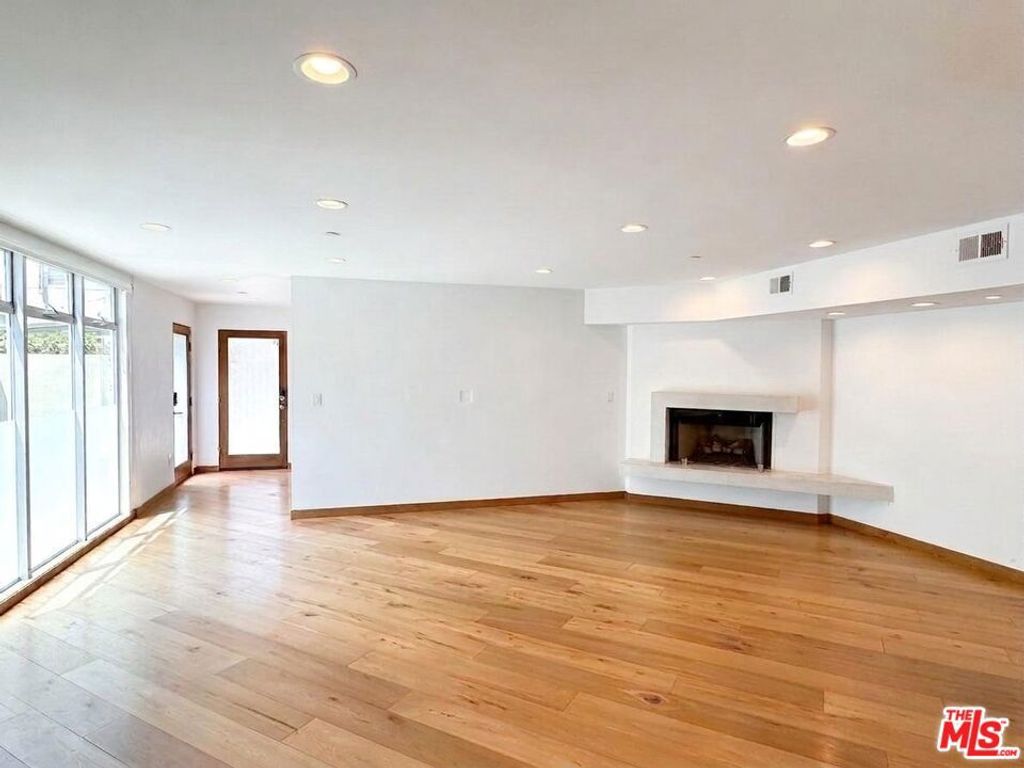 Image 2 of property listing at 512 Brooks Avenue 6, Los Angeles, CA 90291