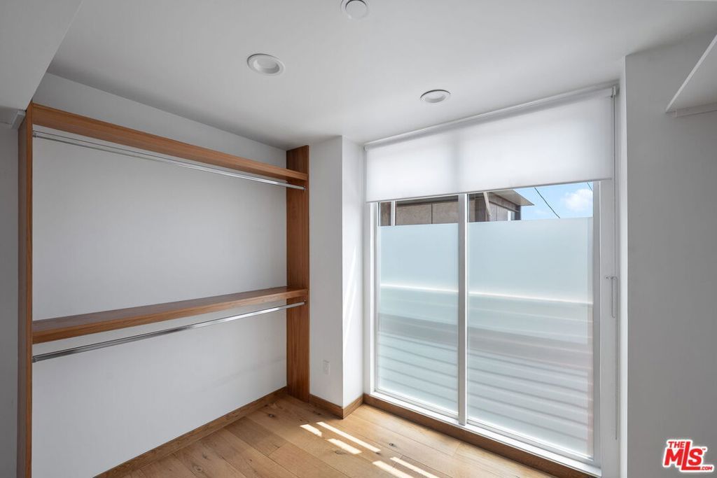 Image 20 of property listing at 512 Brooks Avenue 6, Los Angeles, CA 90291