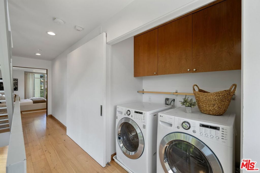 Image 21 of property listing at 512 Brooks Avenue 6, Los Angeles, CA 90291