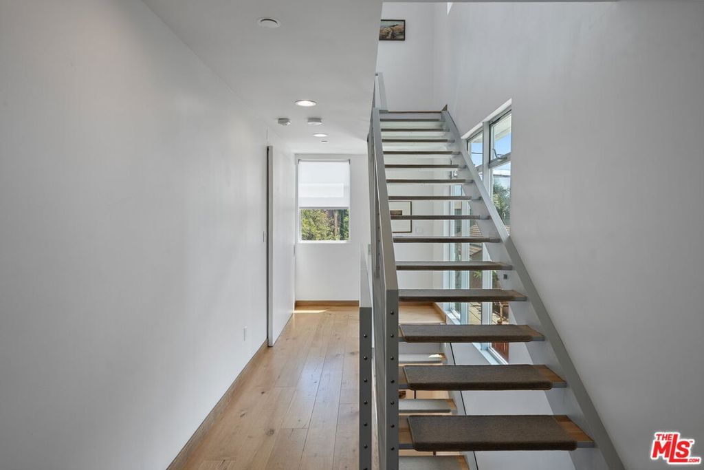 Image 22 of property listing at 512 Brooks Avenue 6, Los Angeles, CA 90291