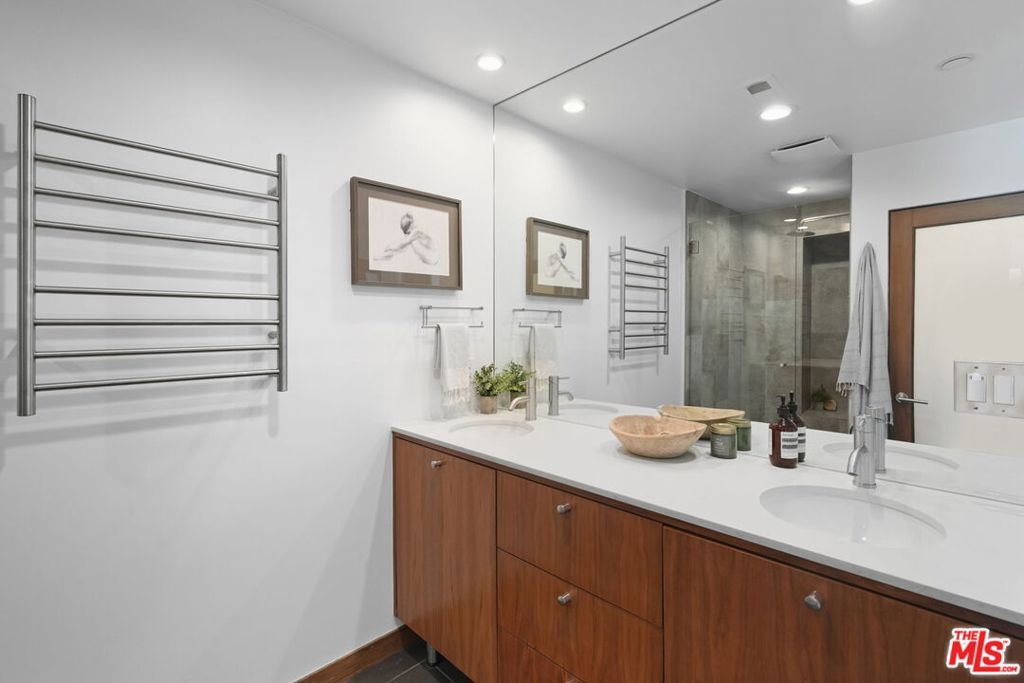 Image 23 of property listing at 512 Brooks Avenue 6, Los Angeles, CA 90291