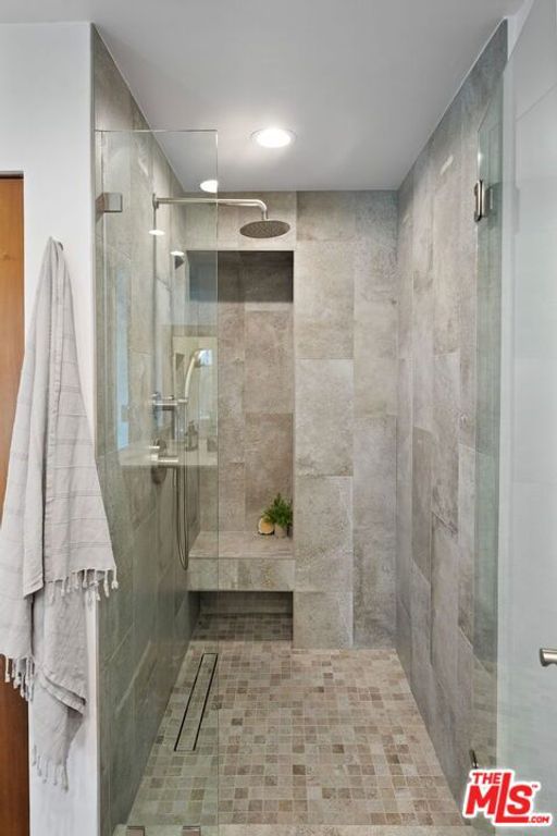 Image 24 of property listing at 512 Brooks Avenue 6, Los Angeles, CA 90291