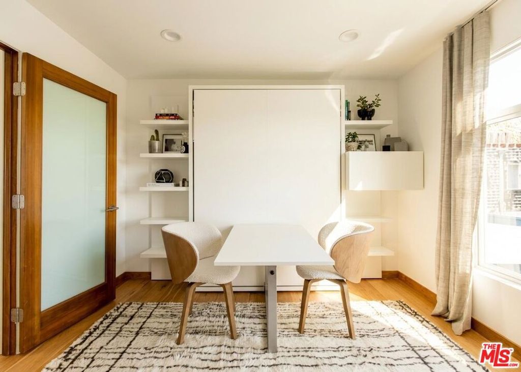 Image 25 of property listing at 512 Brooks Avenue 6, Los Angeles, CA 90291