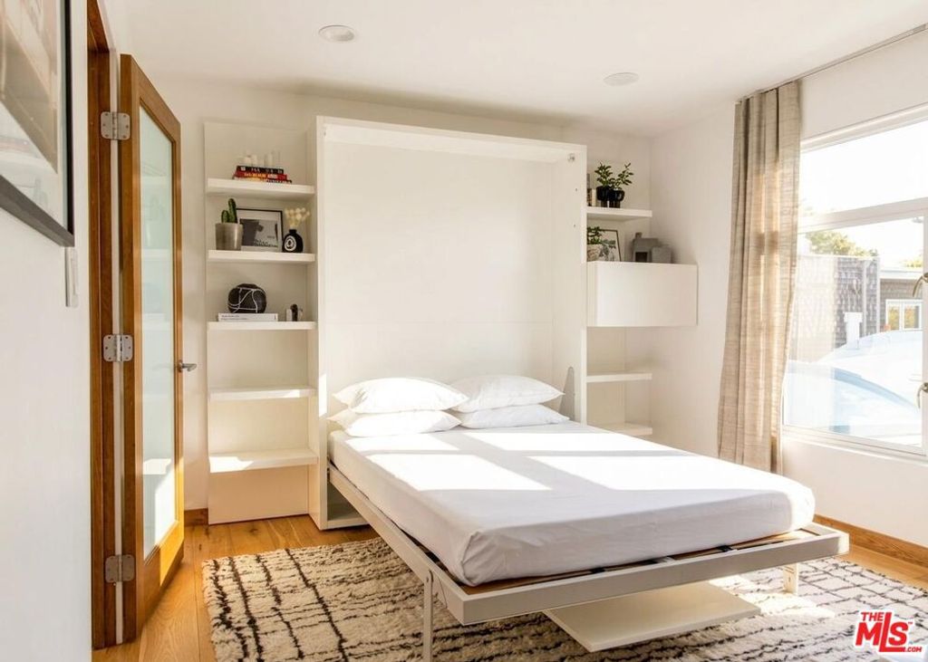 Image 26 of property listing at 512 Brooks Avenue 6, Los Angeles, CA 90291