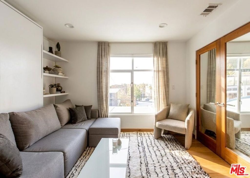 Image 27 of property listing at 512 Brooks Avenue 6, Los Angeles, CA 90291