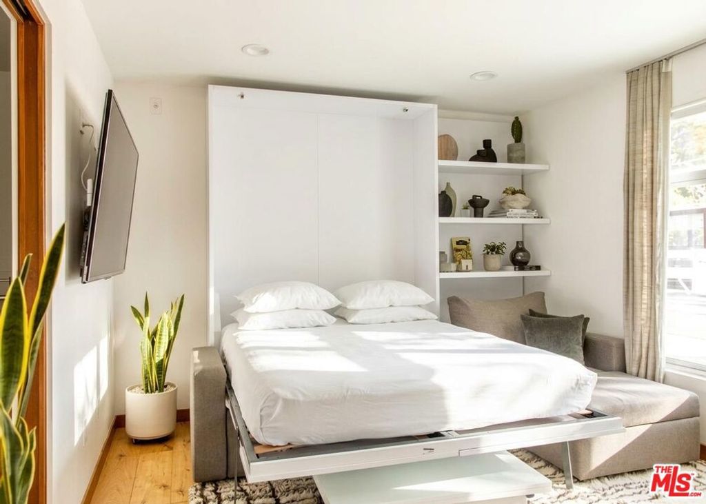 Image 28 of property listing at 512 Brooks Avenue 6, Los Angeles, CA 90291