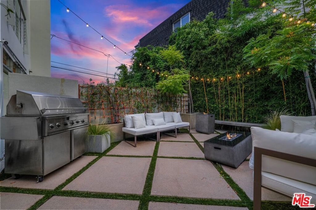 Image 29 of property listing at 512 Brooks Avenue 6, Los Angeles, CA 90291