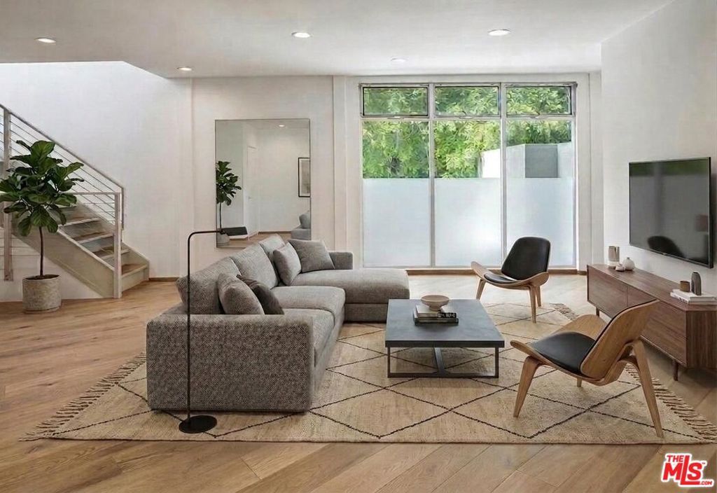 Image 3 of property listing at 512 Brooks Avenue 6, Los Angeles, CA 90291