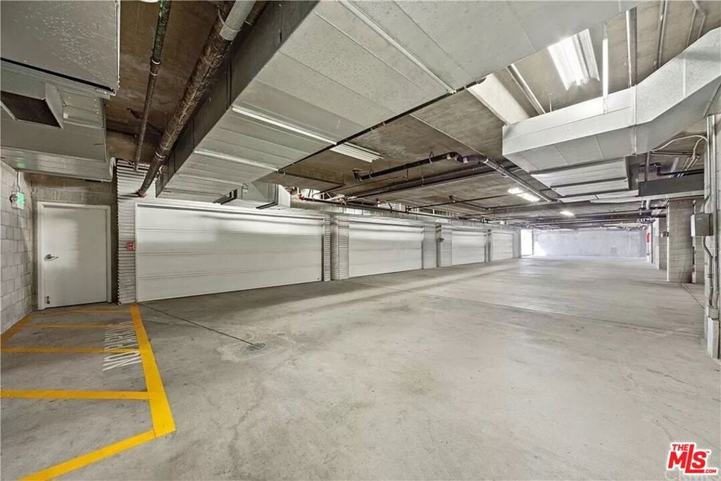 Image 31 of property listing at 512 Brooks Avenue 6, Los Angeles, CA 90291