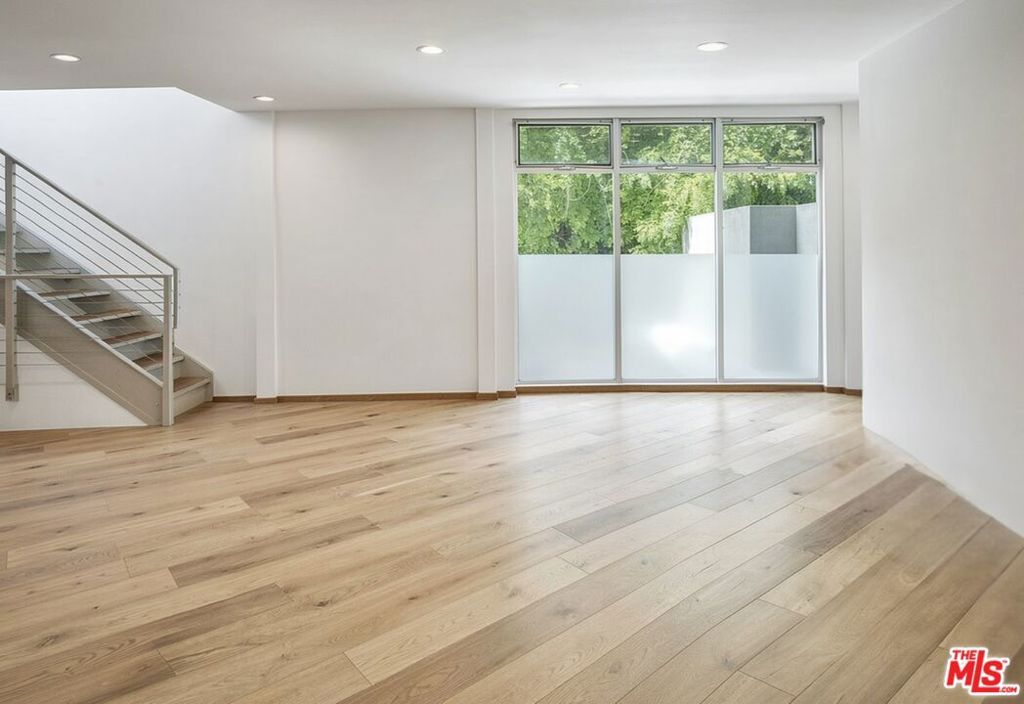 Image 4 of property listing at 512 Brooks Avenue 6, Los Angeles, CA 90291