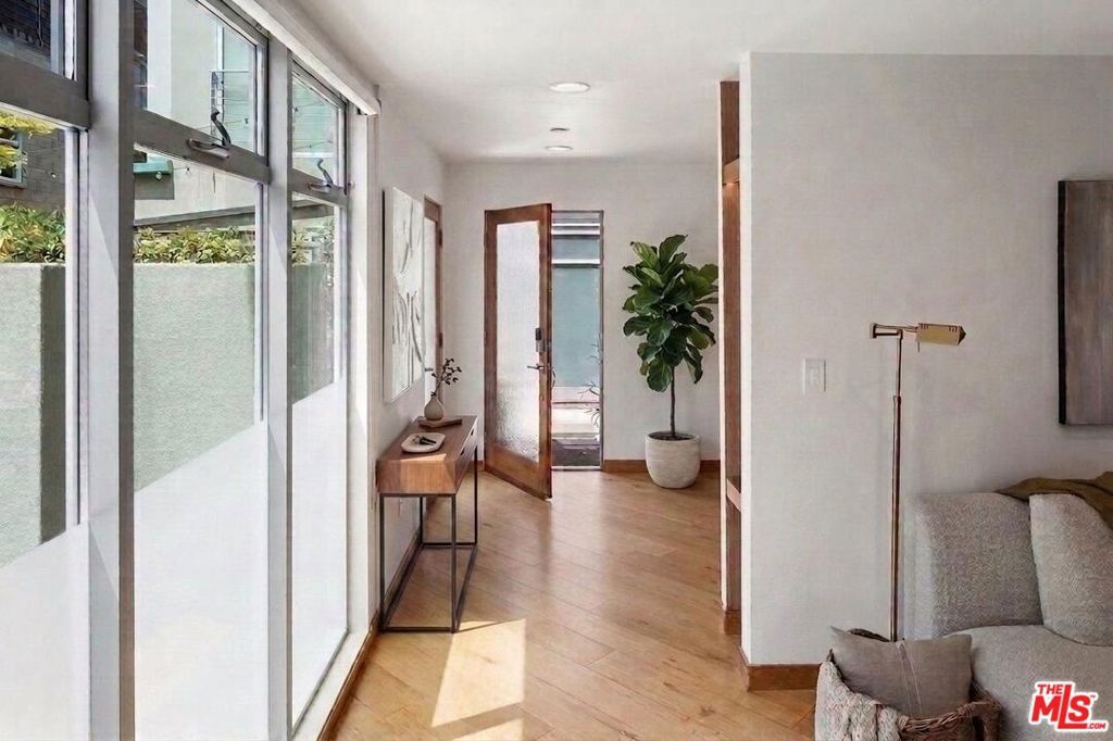 Image 5 of property listing at 512 Brooks Avenue 6, Los Angeles, CA 90291
