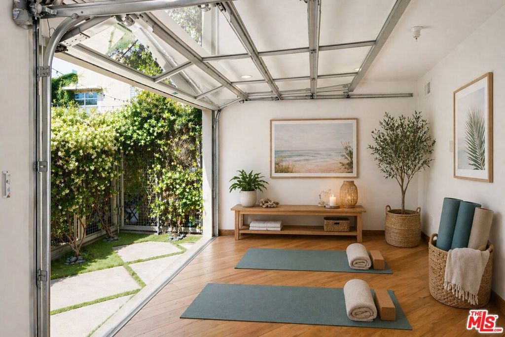 Image 6 of property listing at 512 Brooks Avenue 6, Los Angeles, CA 90291