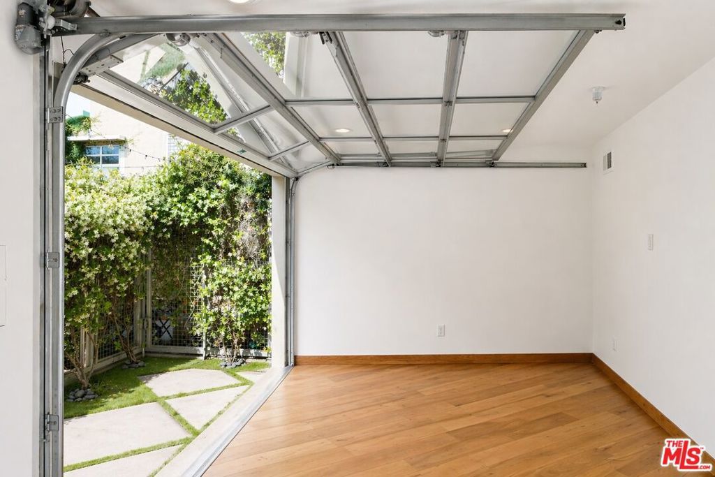 Image 7 of property listing at 512 Brooks Avenue 6, Los Angeles, CA 90291