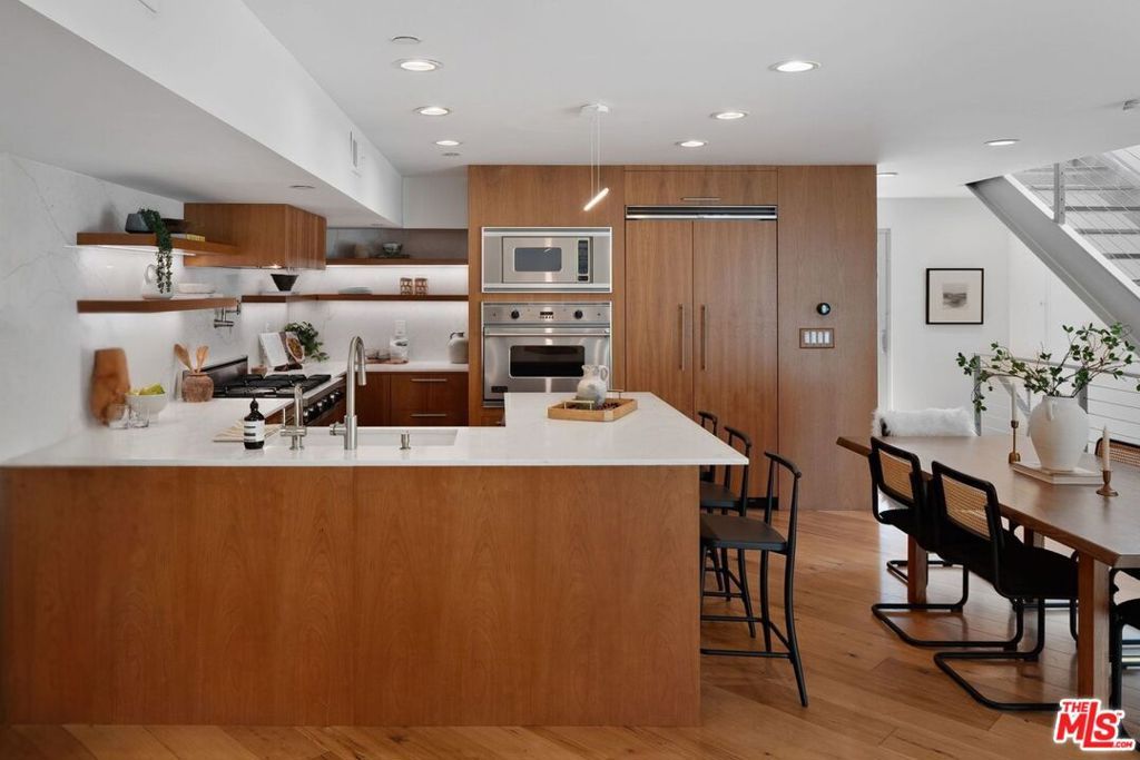 Image 8 of property listing at 512 Brooks Avenue 6, Los Angeles, CA 90291