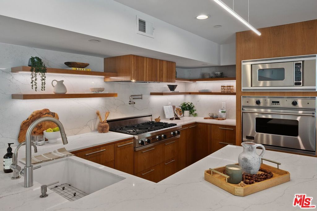 Image 9 of property listing at 512 Brooks Avenue 6, Los Angeles, CA 90291