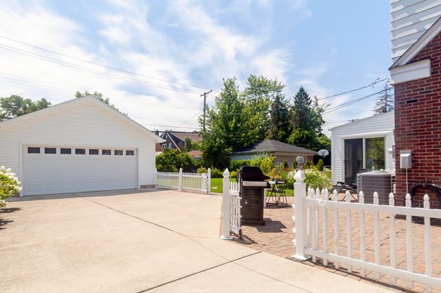 1723 Hawthorne Road, Grosse Pointe Woods, MI 48236