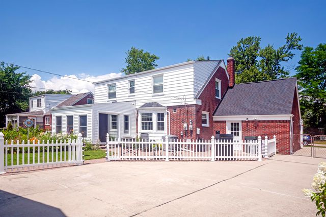 1723 Hawthorne Road, Grosse Pointe Woods, MI 48236