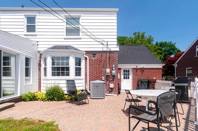 1723 Hawthorne Road, Grosse Pointe Woods, MI 48236