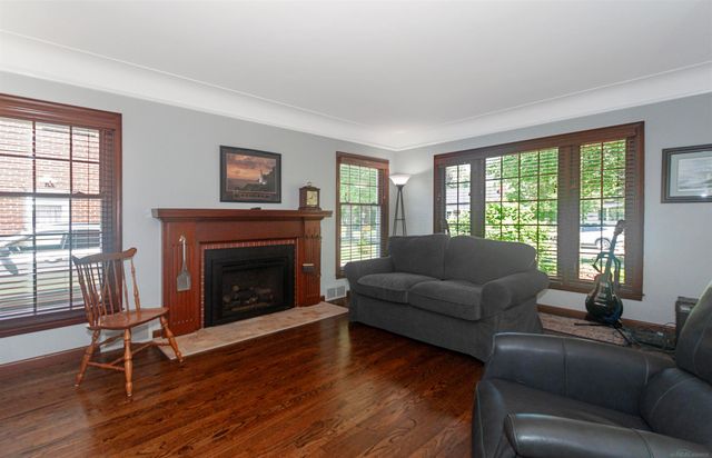 1723 Hawthorne Road, Grosse Pointe Woods, MI 48236
