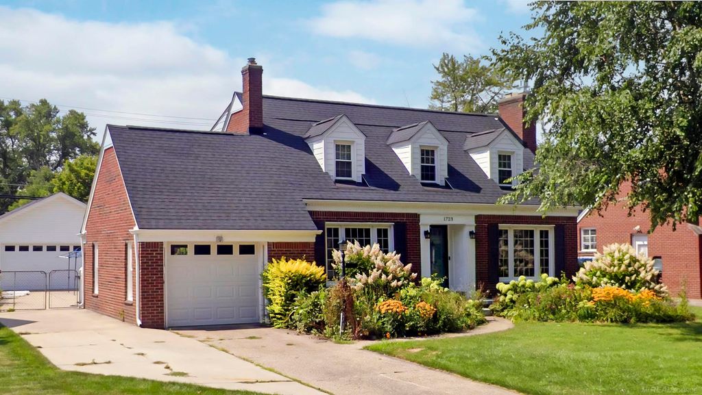 1723 Hawthorne Road, Grosse Pointe Woods, MI 48236