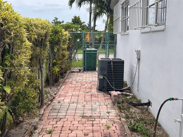 12510 W Golf Drive, Miami, FL 33167