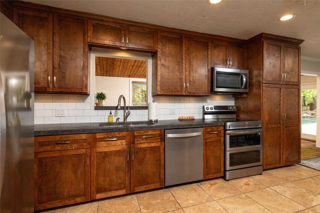 211 Crest Ridge Circle, Lakeside, TX 76108