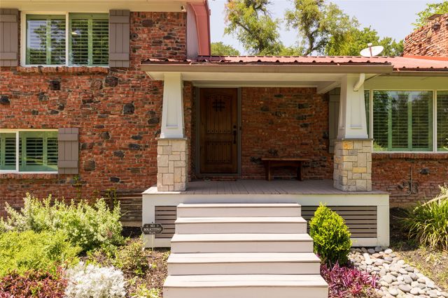 211 Crest Ridge Circle, Lakeside, TX 76108
