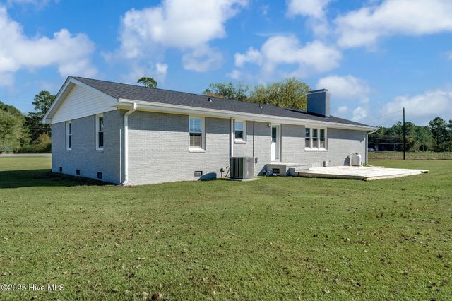 1505 Us Hwy 117 Bypass S, Burgaw, NC 28425