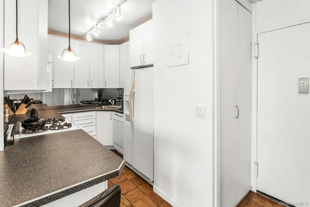 269-10 Grand Central Parkway 27T, Floral Park, NY 11005