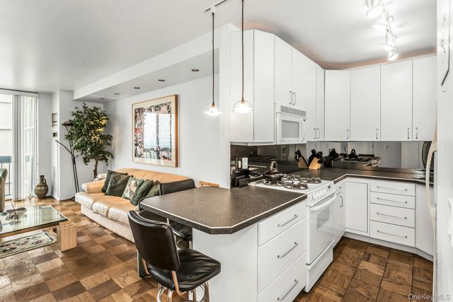 269-10 Grand Central Parkway 27T, Floral Park, NY 11005