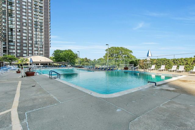 269-10 Grand Central Parkway 27T, Floral Park, NY 11005