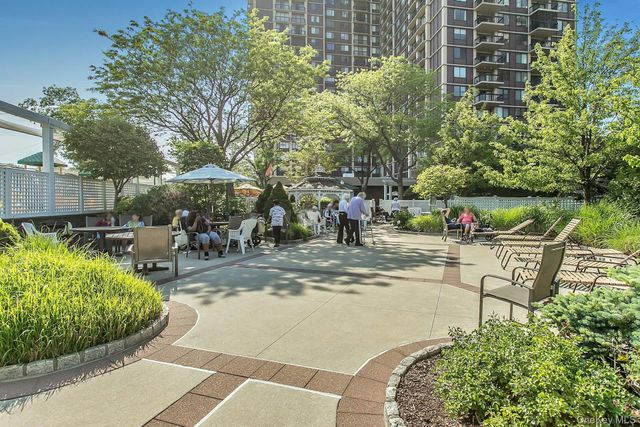 269-10 Grand Central Parkway 27T, Floral Park, NY 11005