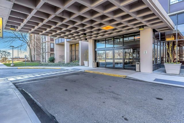 269-10 Grand Central Parkway 27T, Floral Park, NY 11005